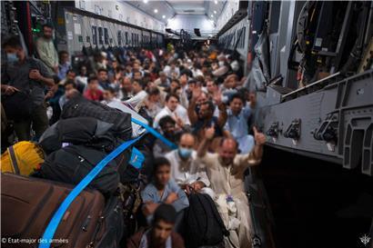 Die Evakuierung auf dem Kabuler Flughafen läuft weiter. Diese Menschen haben es in ein Flugzeug der französischen Armee geschafft
