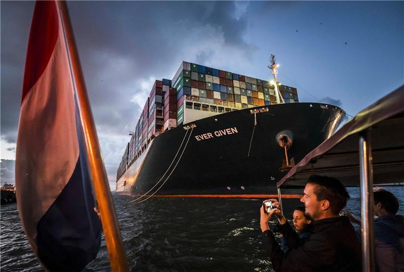 Die „Ever Given“ läuft im niederländischen Rotterdam im Hafen ein 
