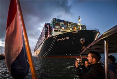 Die „Ever Given“ läuft im niederländischen Rotterdam im Hafen ein 
