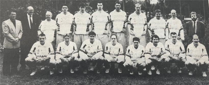 Die FLBB-Herren, die 1993 in Malta antraten, mit Jean Kalmes (stehend, 5.v.r.)
