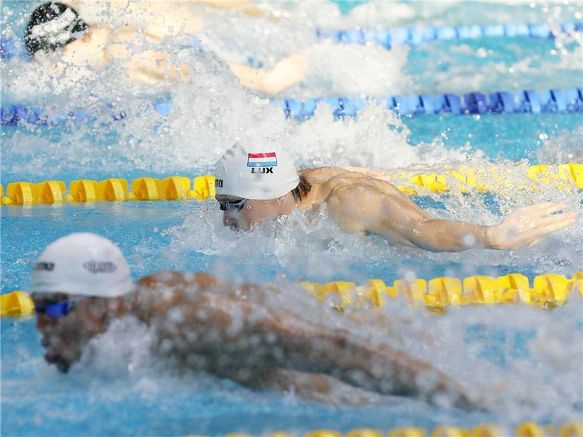 22 Schwimmer der FLNS starten beim Wettkampf, darunter Joao Carneiro in Schwimmkleidung am Beckenrand