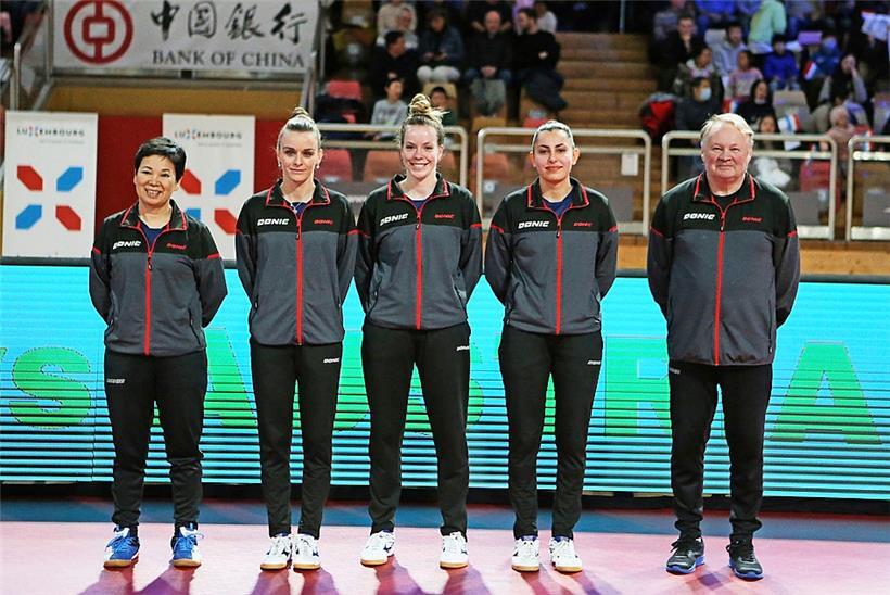 Die FLTT-Damen am Montagabend: Ni Xia Lian, Sarah De Nutte, Tessy Gonderinger, Ariel Barbosa und Trainer Tommy Danielsson
