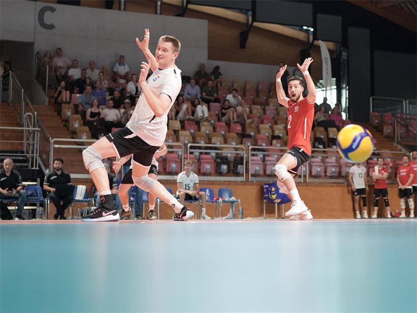 FLVB-Herren beim spannenden Volleyballspiel gegen Griechenland, knapp ohne Satzerfolg, Intensität und Teamgeist sichtbar
