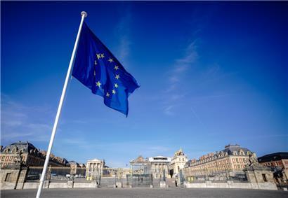 Die Fahne der Europäischen Union weht vor dem Schloss in Versailles im Wind. Hier kamen die Staats- und Regierungschefs der Europäischen Union zu einer informellen zweitägigen Tagung zusammen
