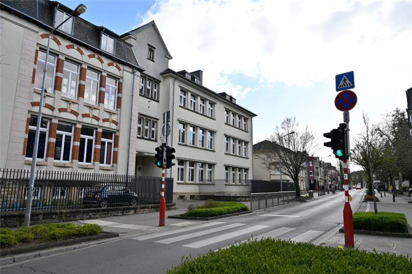 Die Fahrbahn vor der Schule erhält einen hellen Belag und wird angehoben