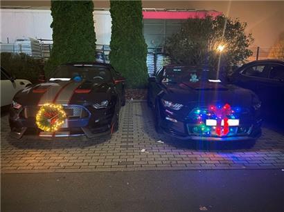 Die Fahrer waren vielleicht nicht die Hellsten: die Muscle-Cars mit Weihnachtsschmuck
