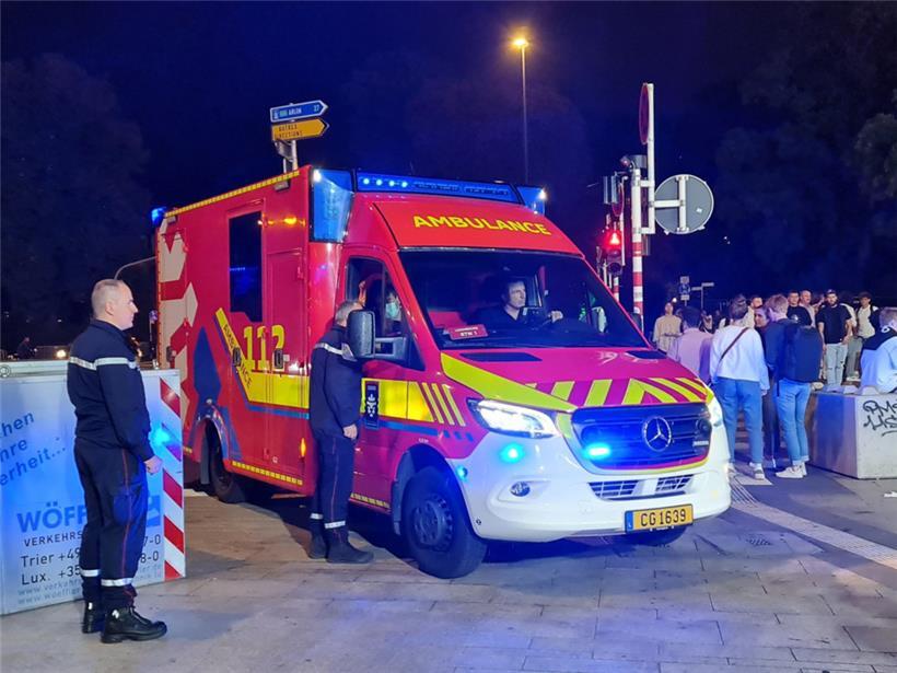 Die Fahrt durch die Menschenmenge gehört zu den schwierigeren Herausforderungen
