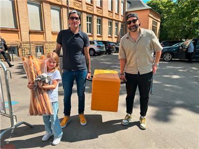 Die Familie packt mit an und beliefert die Wahlbüros der Gemeinde Differdingen mit Essen
