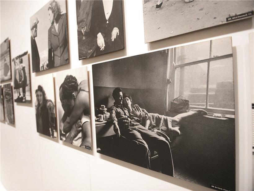 Besucher bei der Ausstellung „Family of Man“ in Clervaux, kulturelles Fotografie-Event 2013