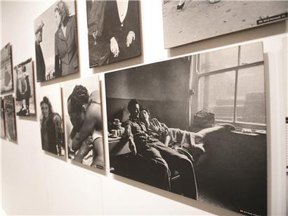 Besucher bei der Ausstellung „Family of Man“ in Clervaux, kulturelles Fotografie-Event 2013