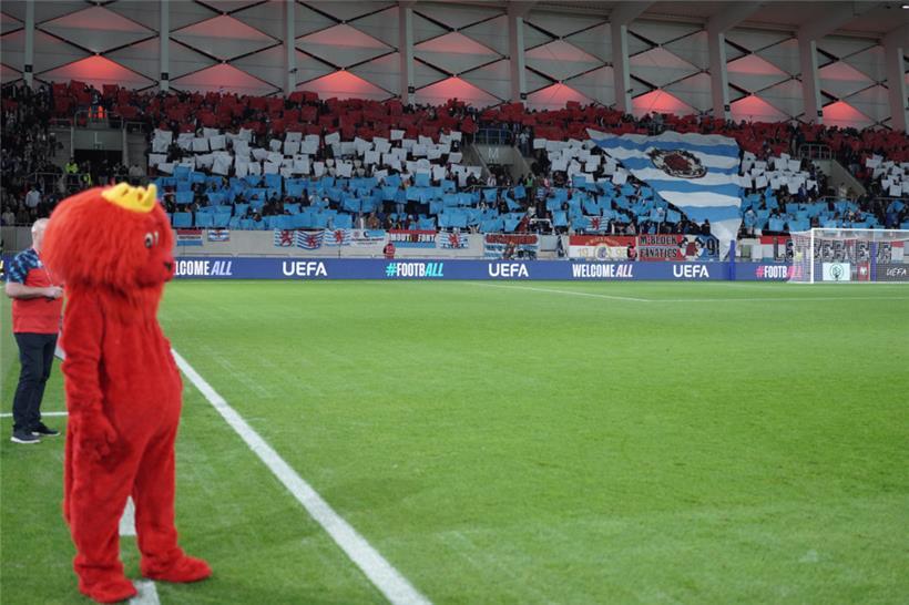 Die Fankurve erstrahlte in Rot-Weiß-Blau

