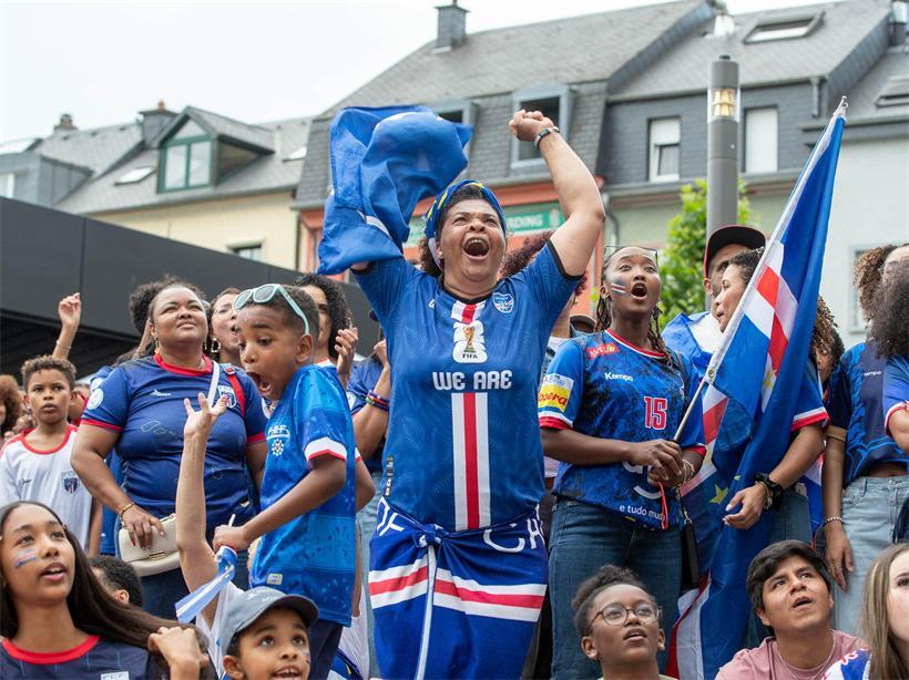 Fans der kapverdischen Nationalmannschaft feiern ausgelassen am Montag nach einem wichtigen Sieg