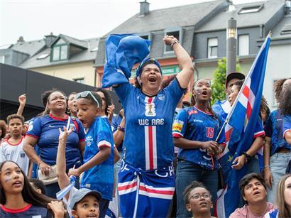 Fans der kapverdischen Nationalmannschaft feiern ausgelassen am Montag nach einem wichtigen Sieg