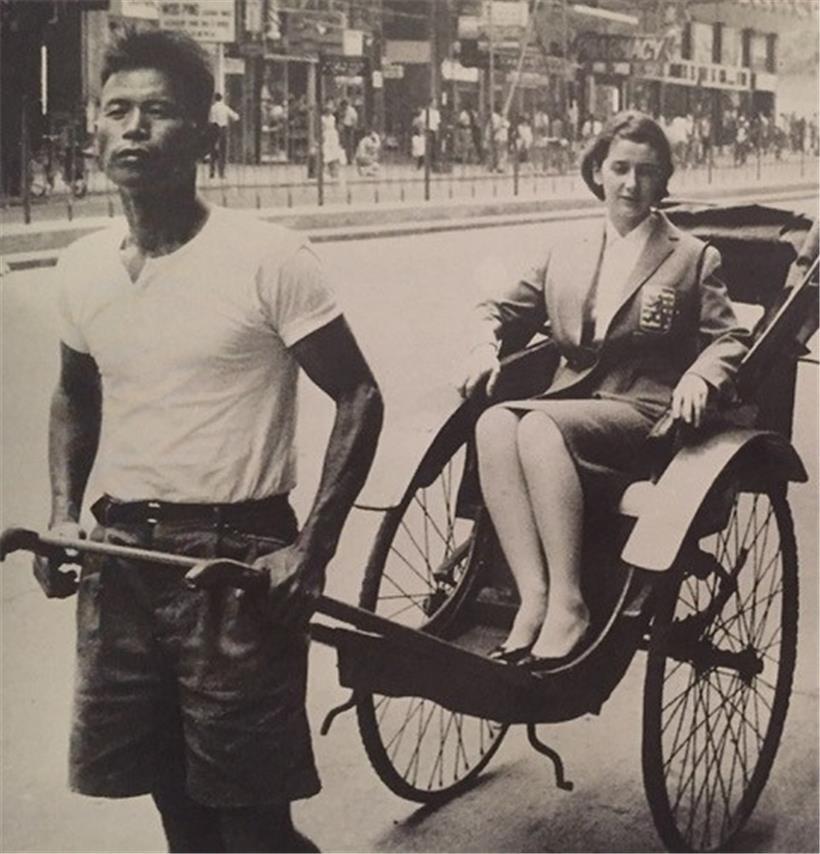 Die Fechterin Ginette Rossini auf Stadtrundfahrt
