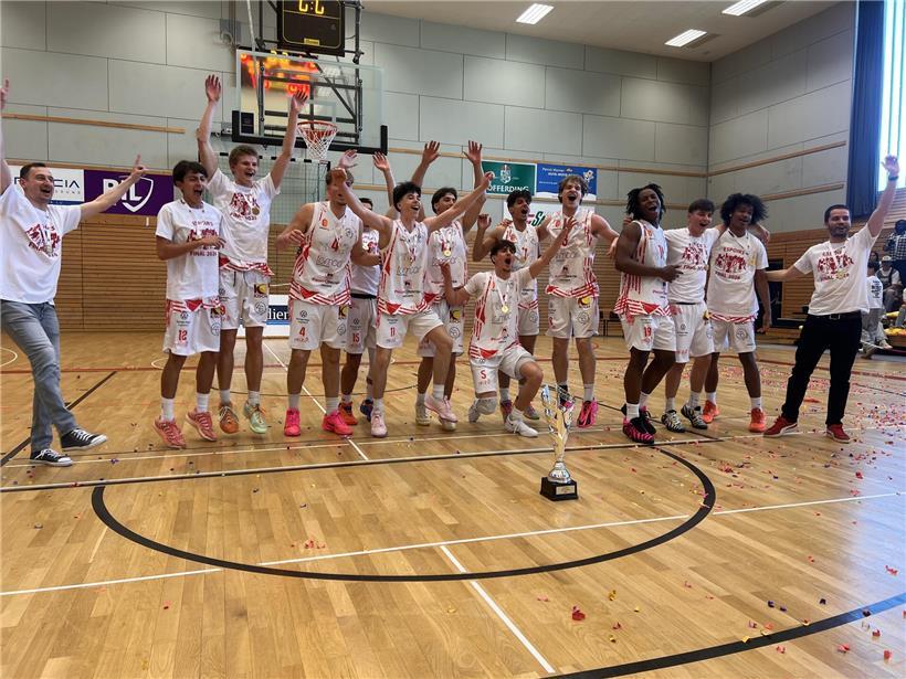 Felser Basketballer jubeln nach dem Gewinn des Meistertitels auf dem Spielfeld