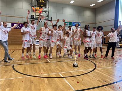 Felser Basketballer jubeln nach dem Gewinn des Meistertitels auf dem Spielfeld