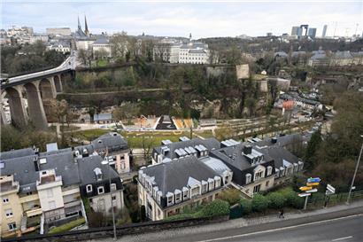 Die Felswände über dem Minigolf im Petruss-Park sind nicht genug gesichert – der Freizeitspaß bleibt hier noch bis auf Weiteres aus

