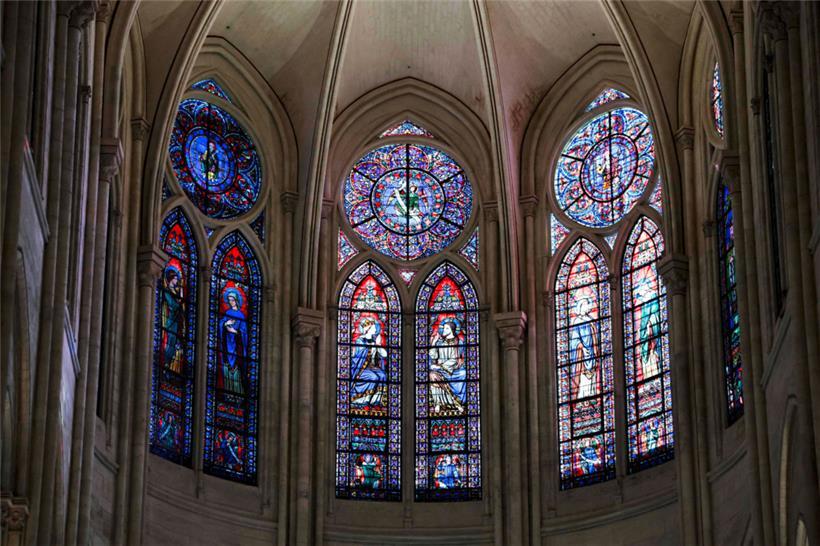 Die Fenster im Herzen der Kathedrale „Notre-Dame de Paris“