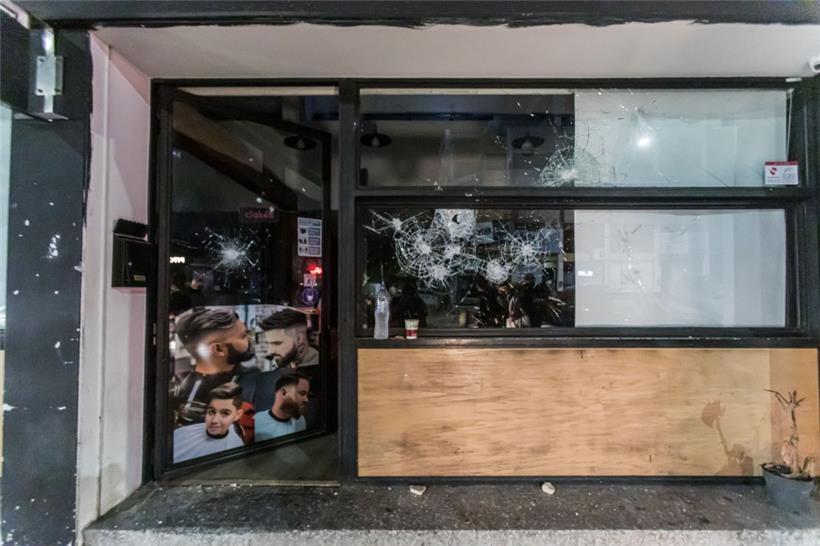 Die Fensterscheibe eines Geschäfts in Limassol ist zerstört
