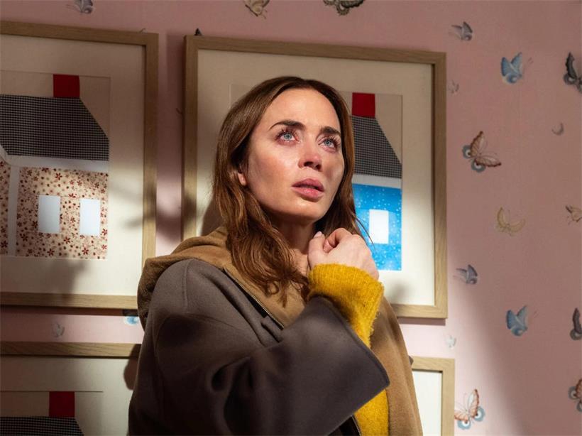 Emily Blunt als Margaret Fairchild auf TV-Bildschirm mit erwachender Gabe, in Seelen anderer zu blicken