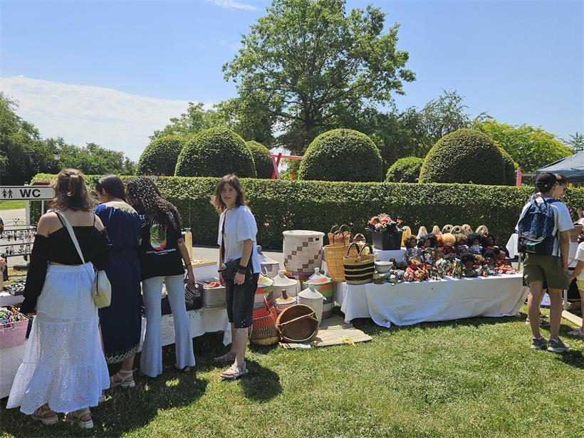„Das Zusammenleben ist unsere Stärke“ Fête de l’amitié im Hesper Park mit Menschen, bunten Dekorationen und festlicher Atmosphäre bei Sonnenschein