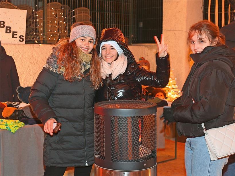 Die Feuertonnen sind bei Temperaturen unter null ein beliebter Treffpunkt
