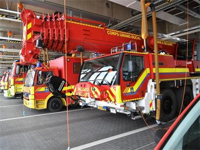 Mehrere Feuerwehrfahrzeuge aus verschiedenen Ortschaften bei Einsatz am Brand in Consdorf