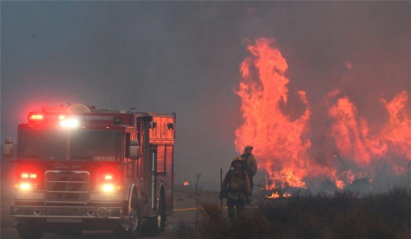 Die Feuerwehr bekämpft den neuen Brandherd
