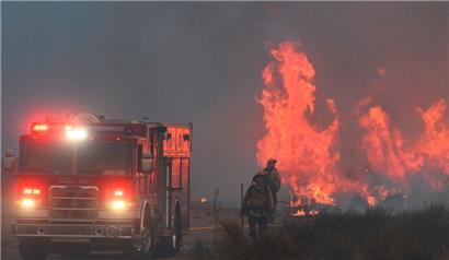 Die Feuerwehr bekämpft den neuen Brandherd
