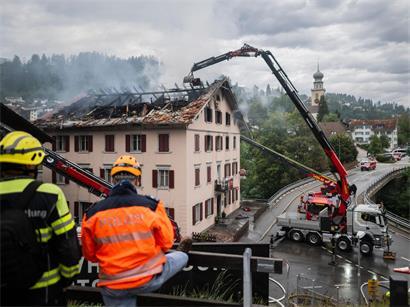 Die Feuerwehr bekämpft letzte Glutnester in einem Haus in Thusis, in dem es einen Brand gab. Nach dem Feuer gelten mehrere Personen noch als vermisst
