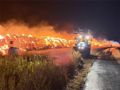 Die Feuerwehr hat in Landscheid gegen brennende Heuballen gekämpft