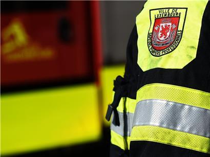 Feuerwehr löscht brennendes Gebäude schnell, Einsatzkräfte kontrollieren Flammen effektiv vor Ort