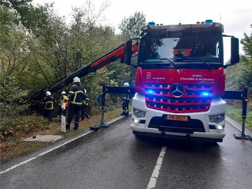 Die Feuerwehr musste den Wagen aus einem Graben heben
