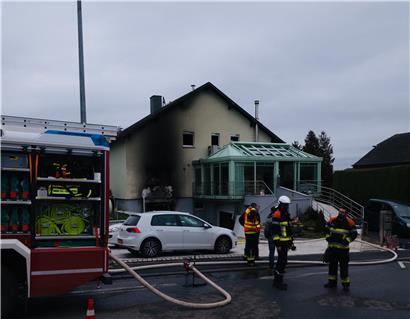Die Feuerwehr musste die Straße während der Löscharbeiten sperren
