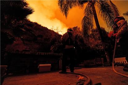 Die Feuerwehr überwacht die Ausbreitung des Feuers im Mandeville Canyon
