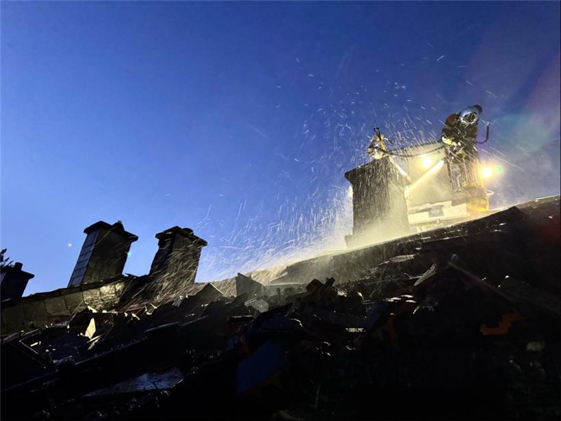 Die Feuerwehr wurde in der Nacht zum Donnerstag alarmiert, dass in Wiltz ein Haus brenne
