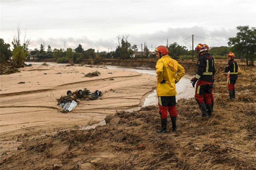 Die Feuerwehrleute schauen sich die Verwüstung in der Region Madrid an
