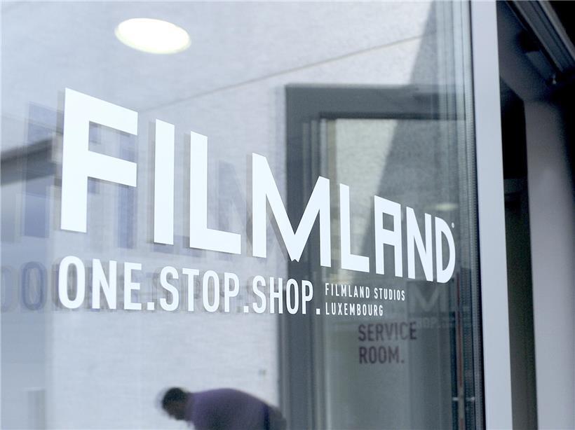 Filmland-Studios schließen im Sommer, leere Filmsets und Schilder am Eingang bei Sonnenuntergang