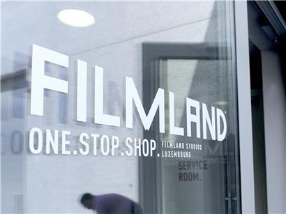 Filmland-Studios schließen im Sommer, leere Filmsets und Schilder am Eingang bei Sonnenuntergang