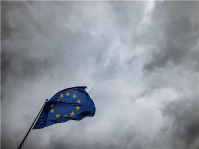 Europäische Union Flagge weht vor dem Europäischen Parlament Gebäude im Wind bei klarem Himmel