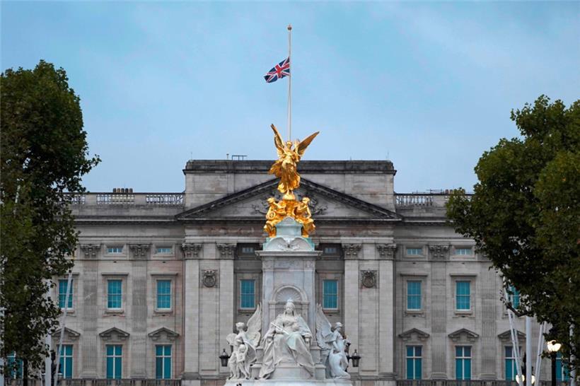 Die Flagge weht auf halbmast auf dem Buckingham Palace