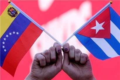 Die Flaggen Venezuelas und Kubas: Kubanische Sicherheitskräfte waren an den Kampfhandlungen in Venezuela beteiligt
