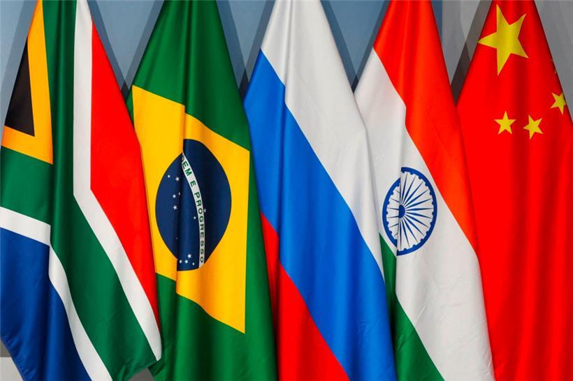 Die Flaggen der Brics-Gründungsländer Südafrika, Brasilien Russland, Indien und China auf dem Gipfel in Südafrika
