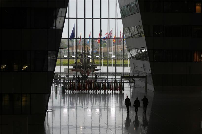 Die Flaggen der NATO-Mitgliedsländer wehen im Wind vor der Hauptlobby
