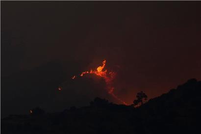 Die Flammen eines Feuers in der Bergregion von Larnaca
