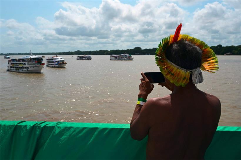 Die Flotte aus Schiffen und Booten der Indigenen nimmt Kurs auf Belém
