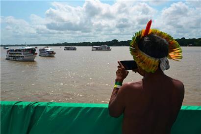 Die Flotte aus Schiffen und Booten der Indigenen nimmt Kurs auf Belém
