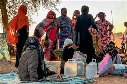 Die Flucht vor den RSF-Milizionären in Al-Faschir führte diese Frauen vorerst in den sudanesischen Ort Tawila 
