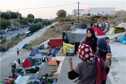 Die Flüchtlinge auf der griechischen Insel Lesbos schlafen im wahrsten Sinne des Wortes auf der Straße
