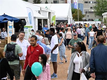 Besucher auf der Foire agricole bei landwirtschaftlicher Messe mit Ständen und Traktoren im Freien